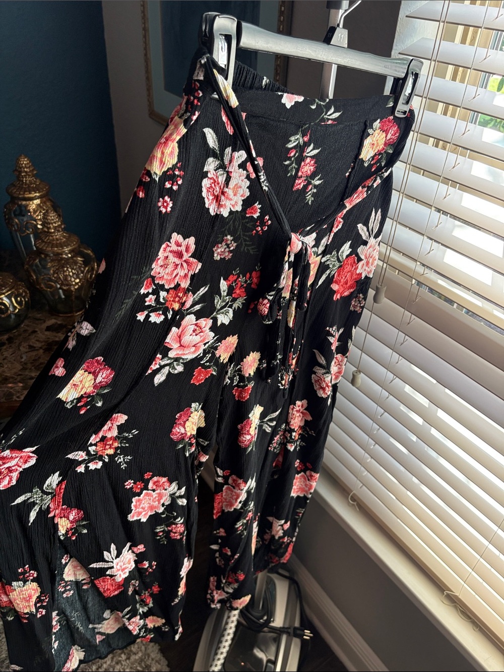 Matching set crop top and Floral Tie-Front Black flowy Capri